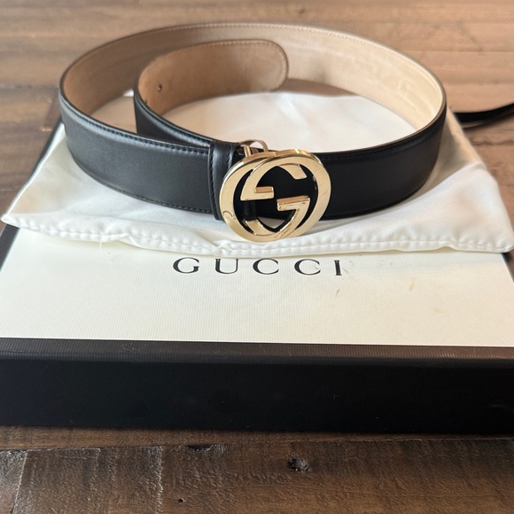 Gucci Black Belt with Gold Emblem - Picture 1 of 8